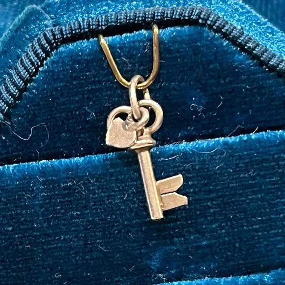 Antique 800/835 German Silver Key with Tiny Heart Charm- .4 Grams - Picture 4 of 5